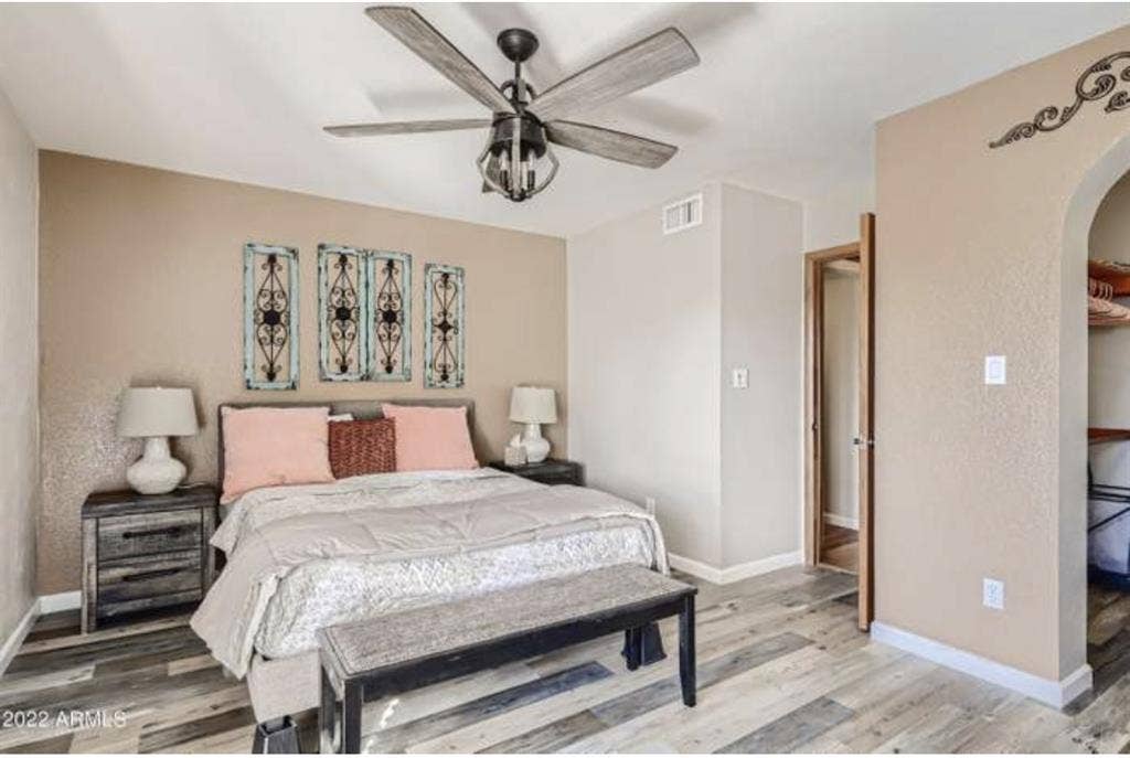 Female Roomate - private bed/ba PHX
