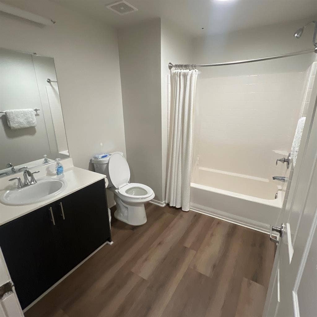 Spacious Bedroom & Bathroom MDR