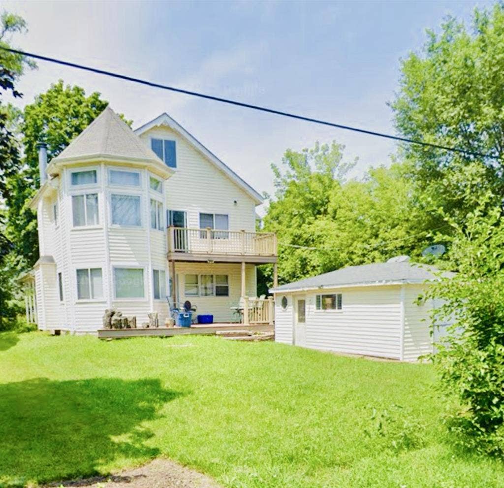 Huge 7 bedrm almost lakefront home!