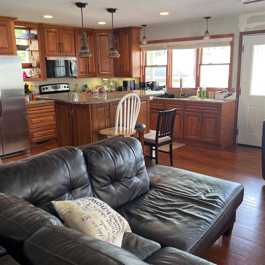 Huge 7 bedrm almost lakefront home!