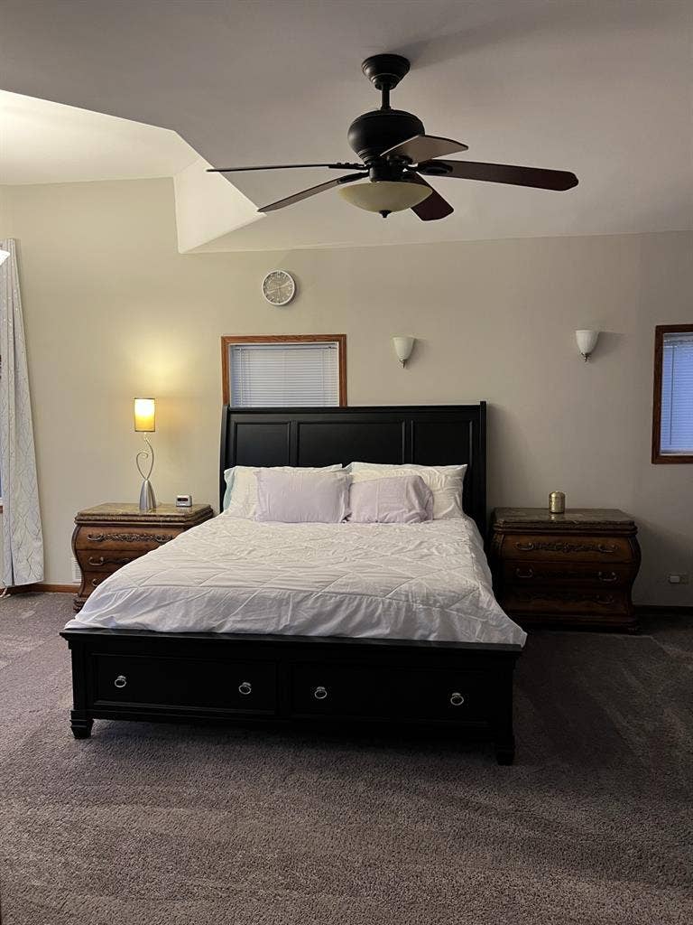 Huge 7 bedrm almost lakefront home!