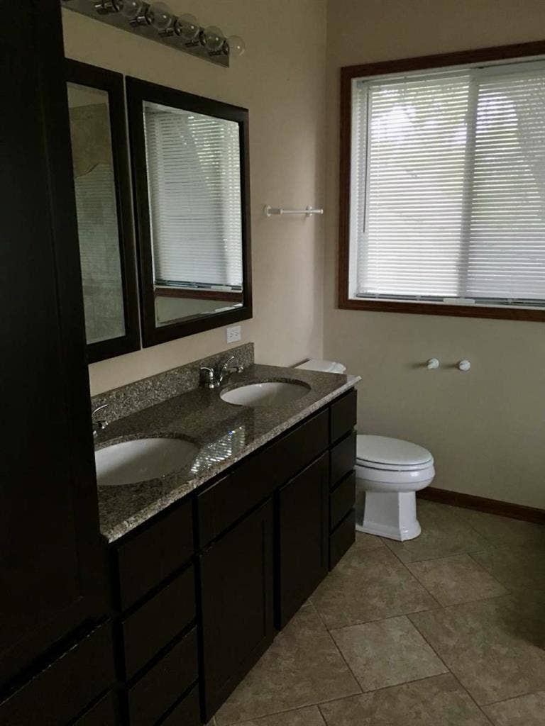 Huge 7 bedrm almost lakefront home!
