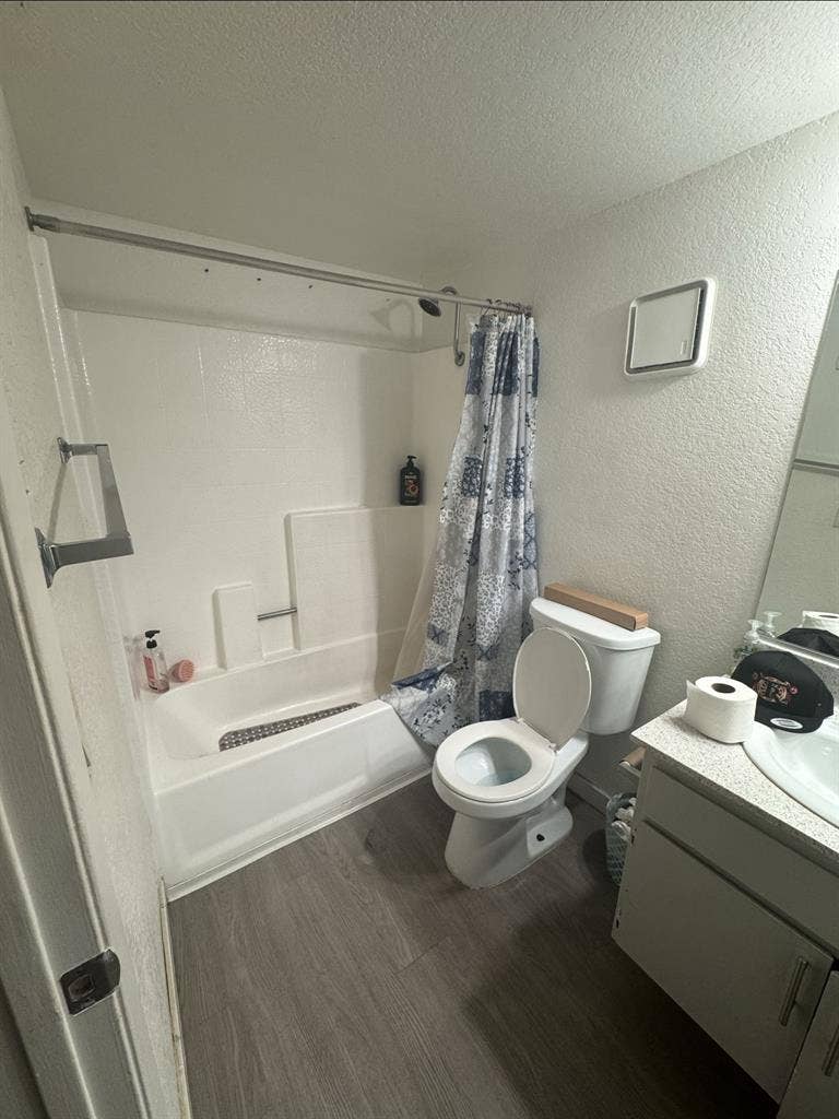 Looking for a roommate/s 91387