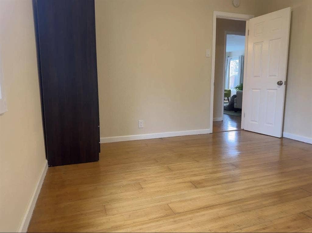 Looking for roommate