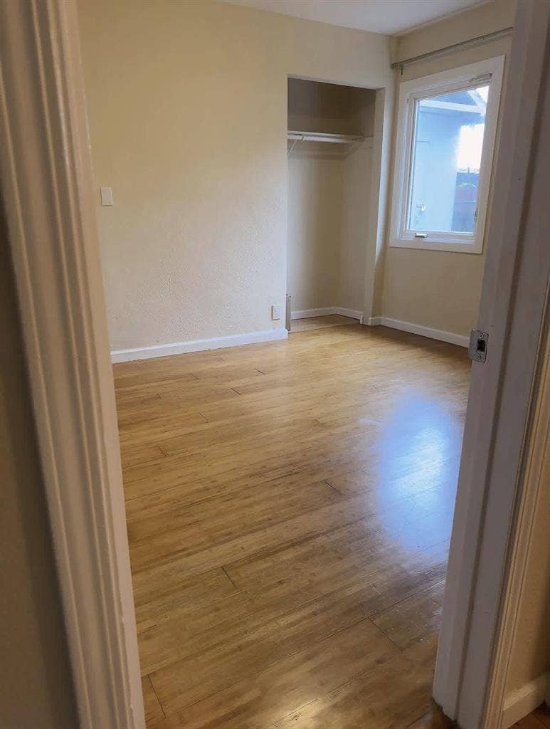 Looking for roommate