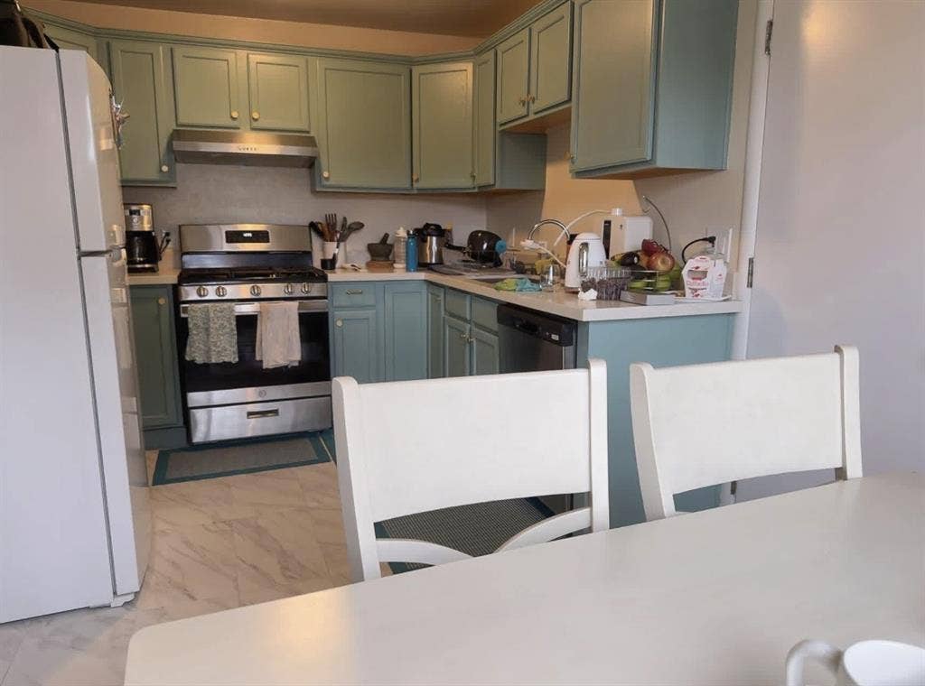 Looking for roommate