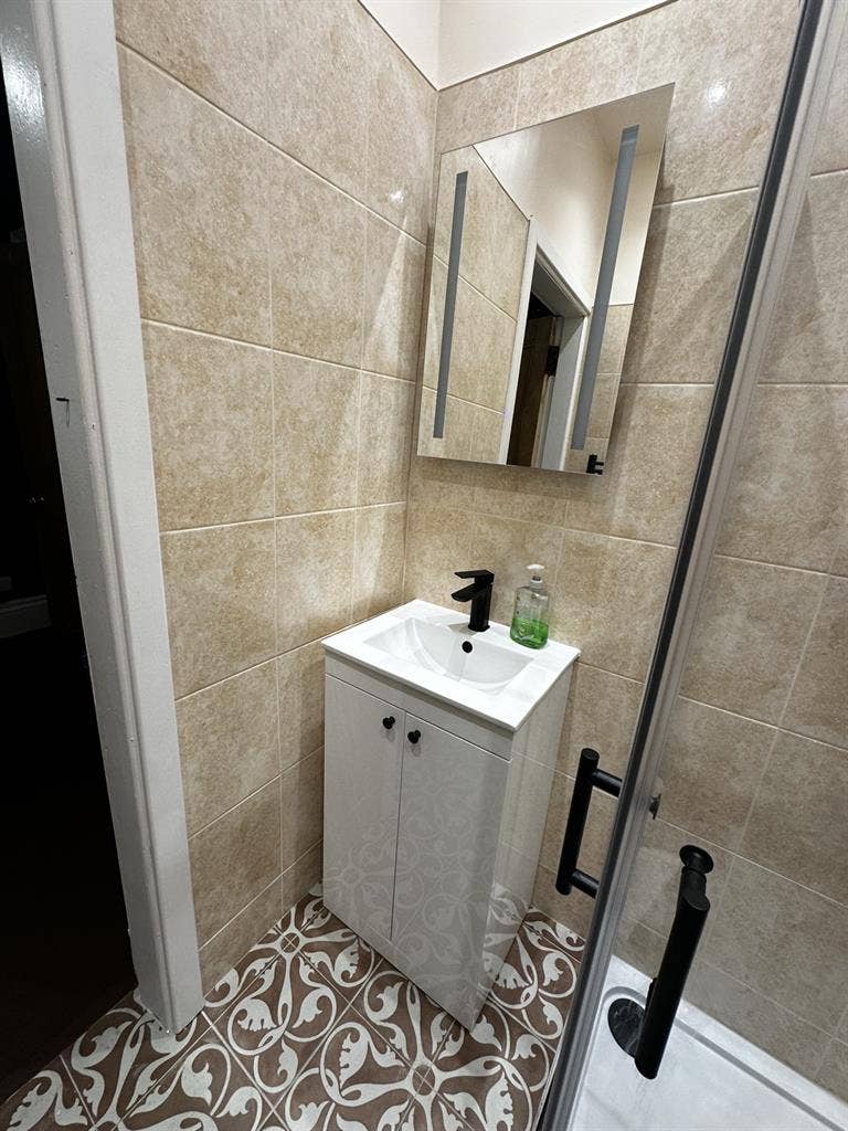 DOUBLE BEDROOM, SEPARATE BATHROOM
