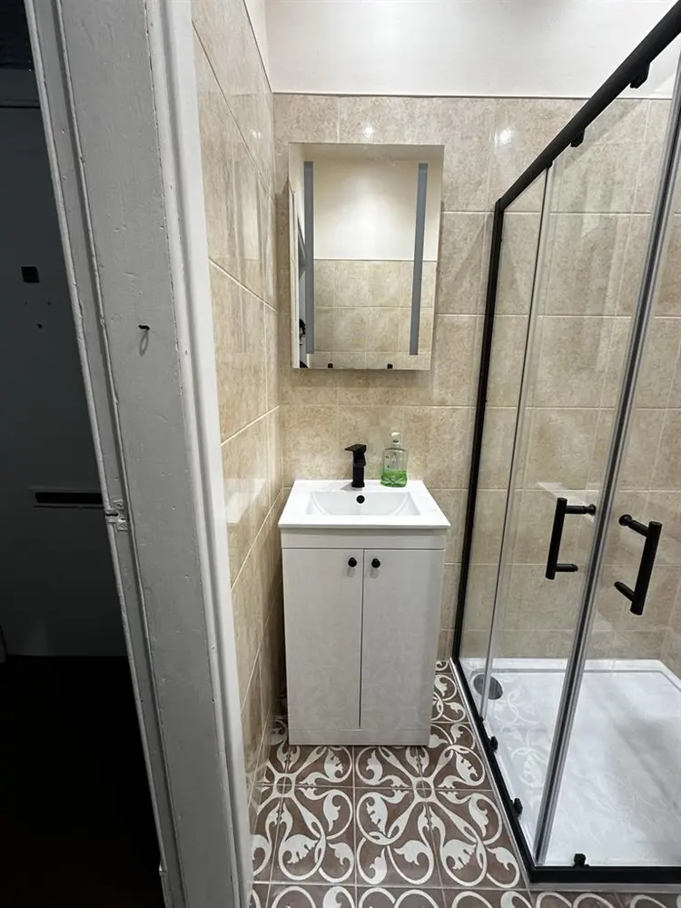 DOUBLE BEDROOM, SEPARATE BATHROOM