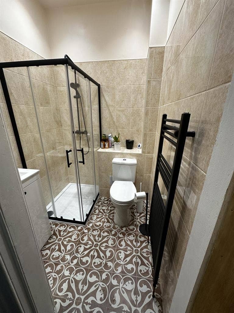 DOUBLE BEDROOM, SEPARATE BATHROOM