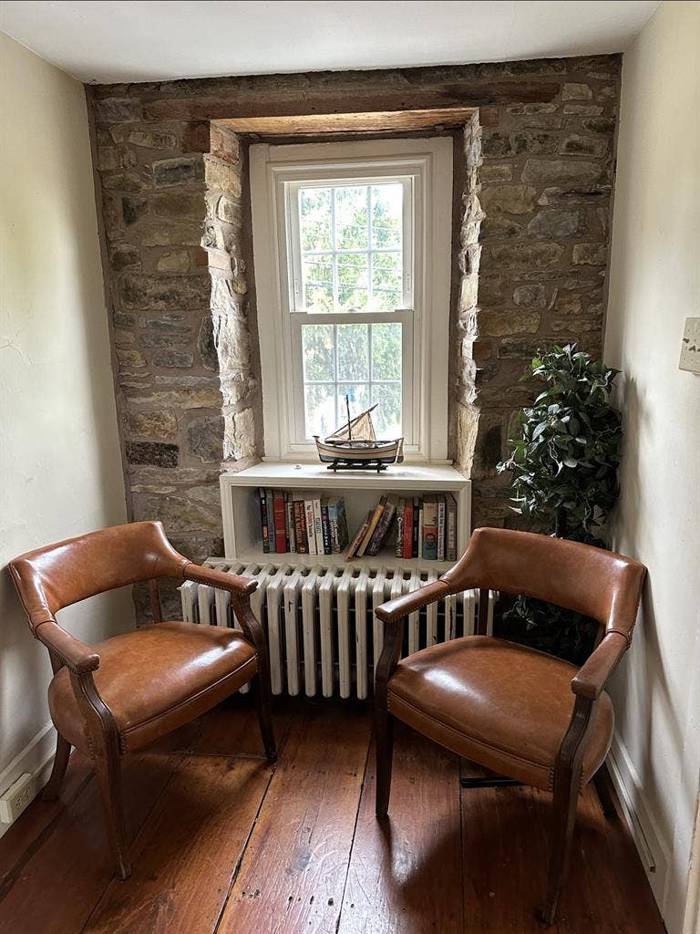 Furnished Room – Hilltown – $850