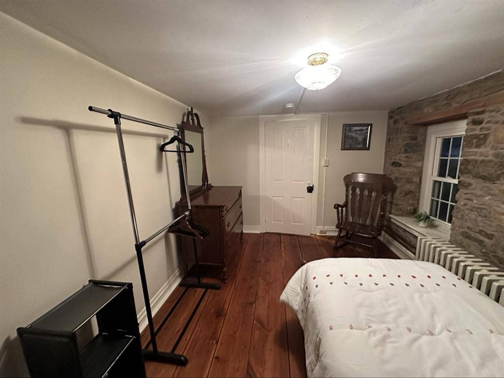 Furnished Room – Hilltown – $850