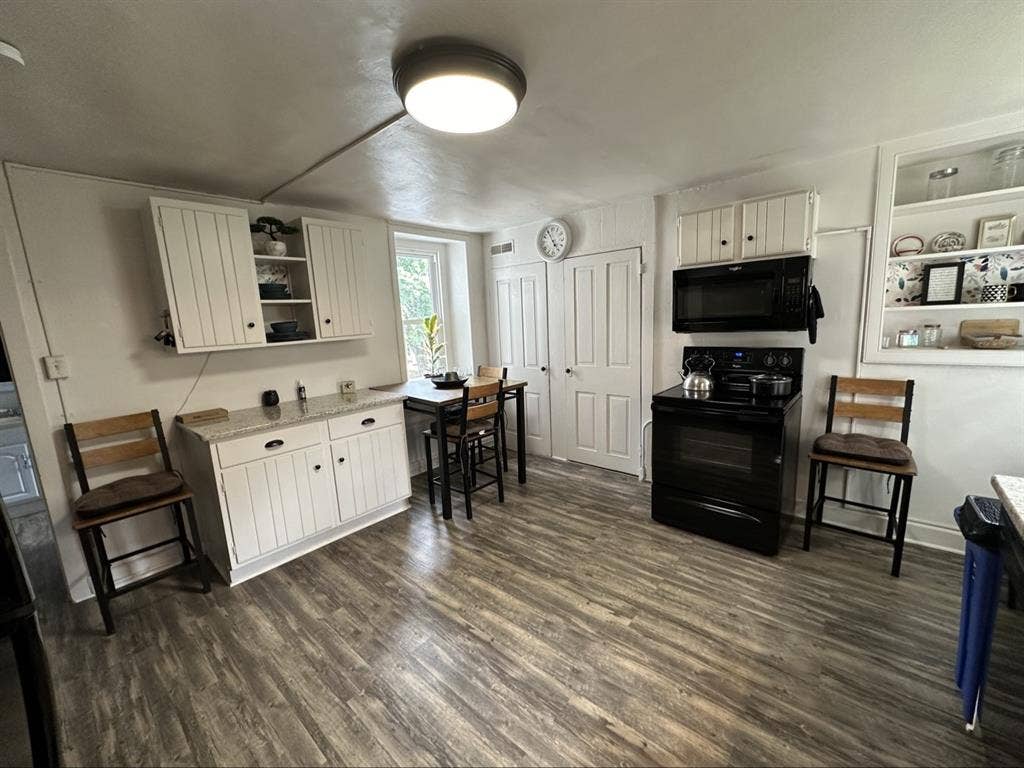 Furnished Room – Hilltown – $850