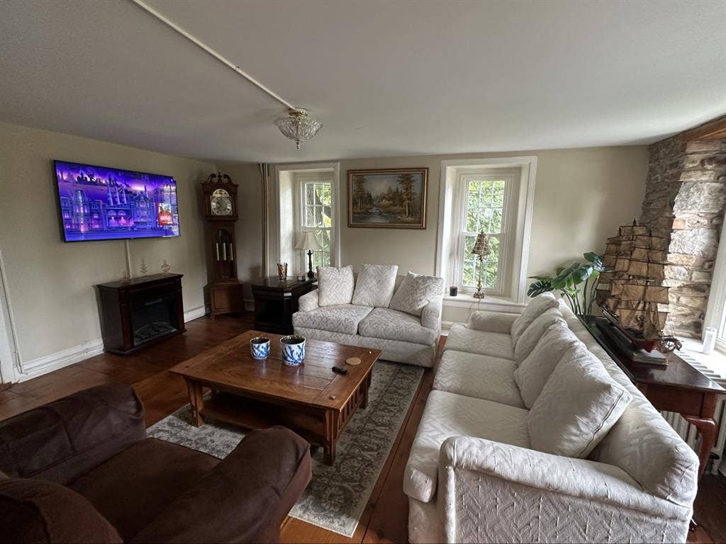 Furnished Room – Hilltown – $850