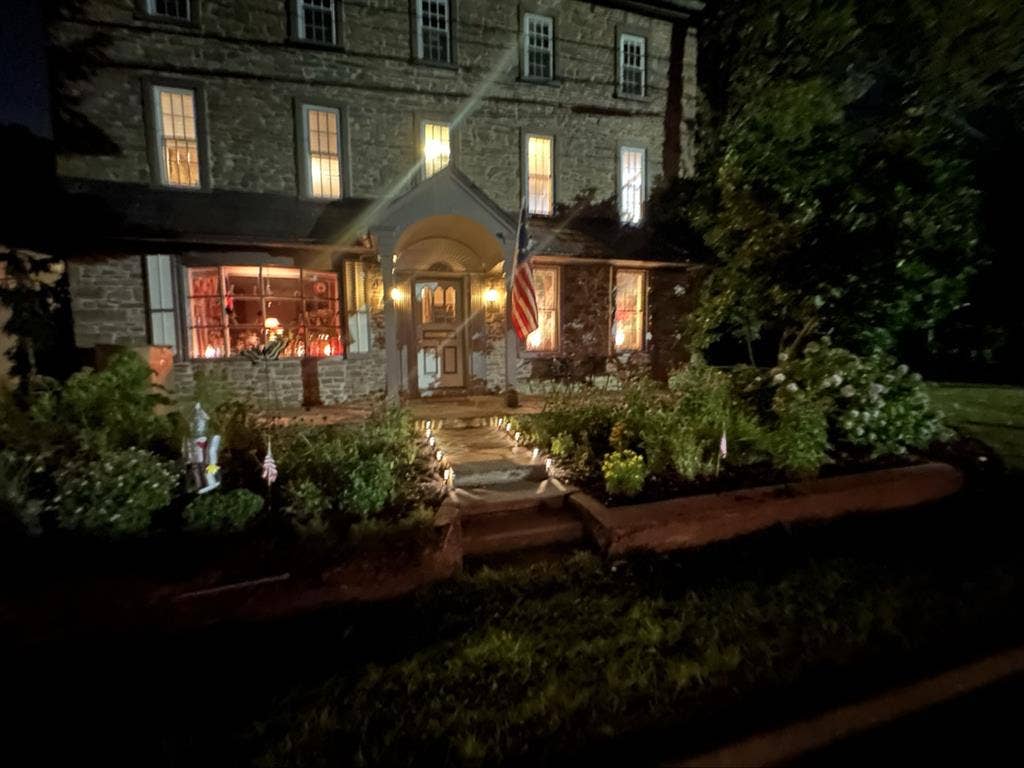 Furnished Room – Hilltown – $850