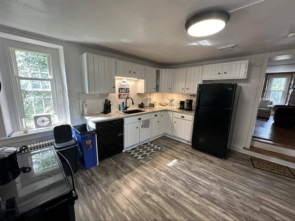 Furnished Room – Hilltown – $850