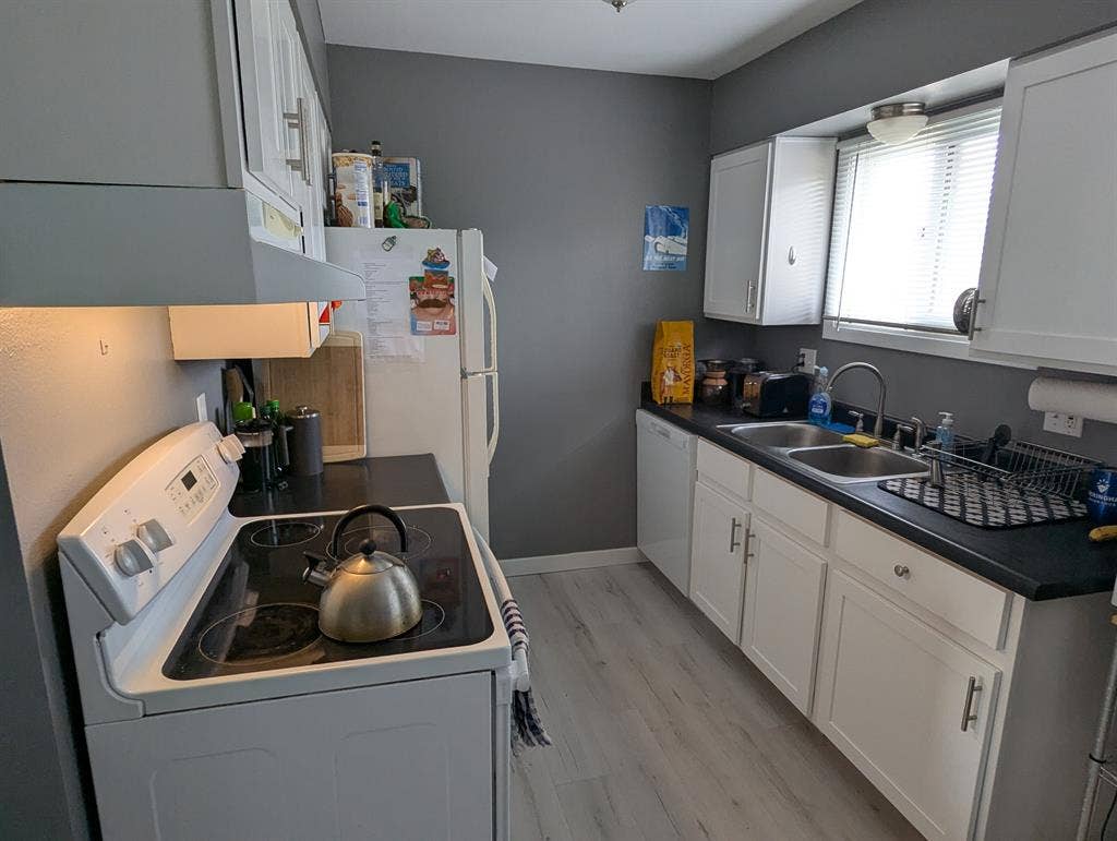 Remodeled apt near Rolland Moore!