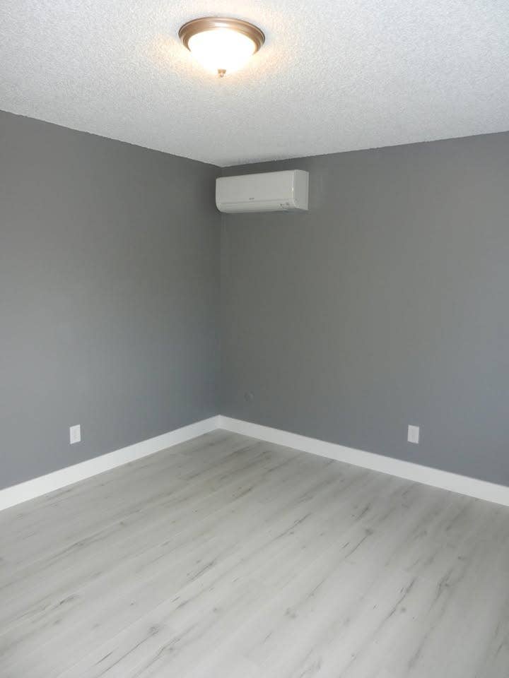 Remodeled apt near Rolland Moore!