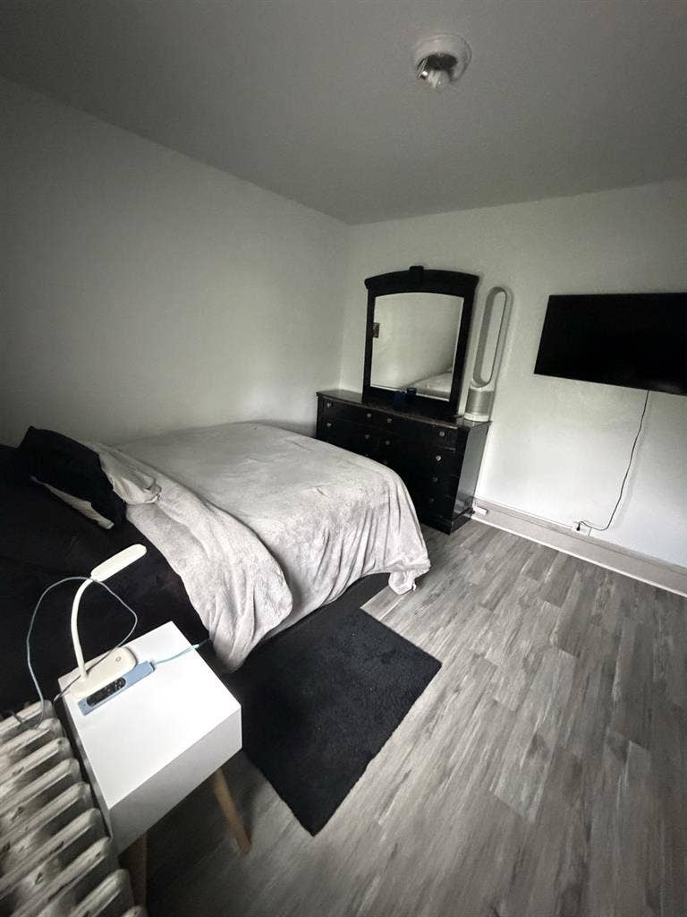 Looking for a female roommate