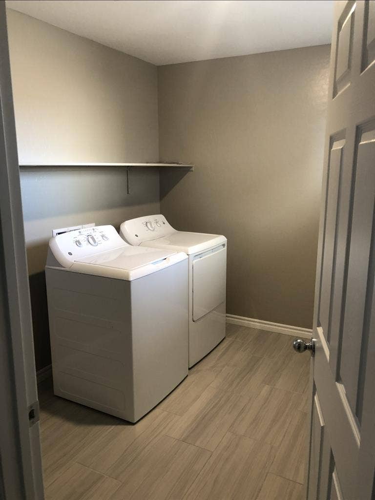 Spacious 2 Bedroom 2 Bath w/garagee