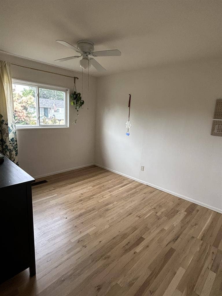 Medium size room ready for move-in
