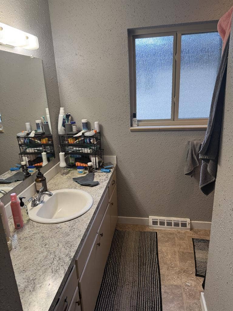 2 rooms available In a 3 bed 2 bath