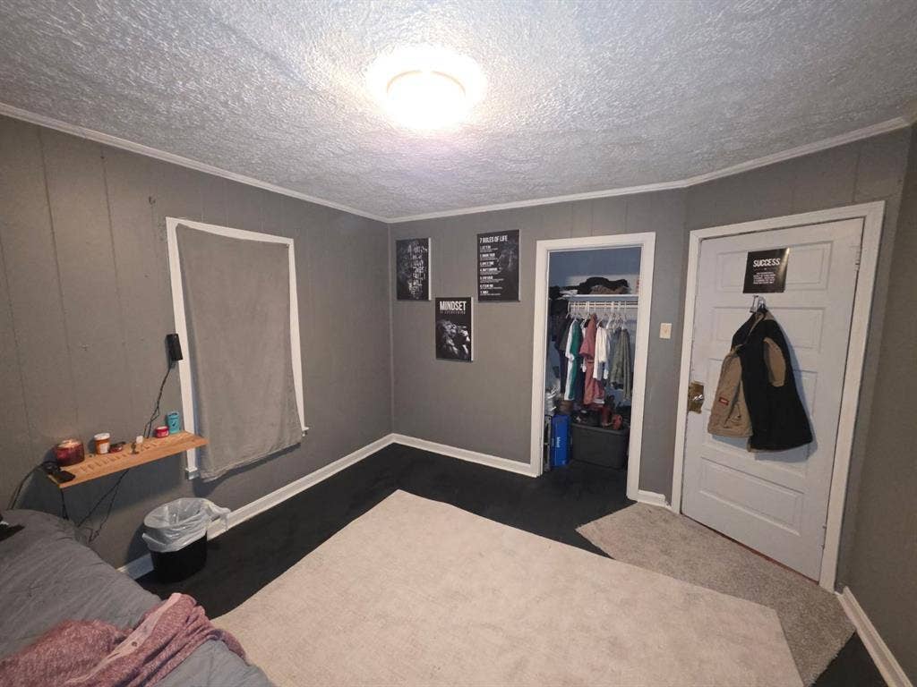Room for rent - FREE UTILITIES
