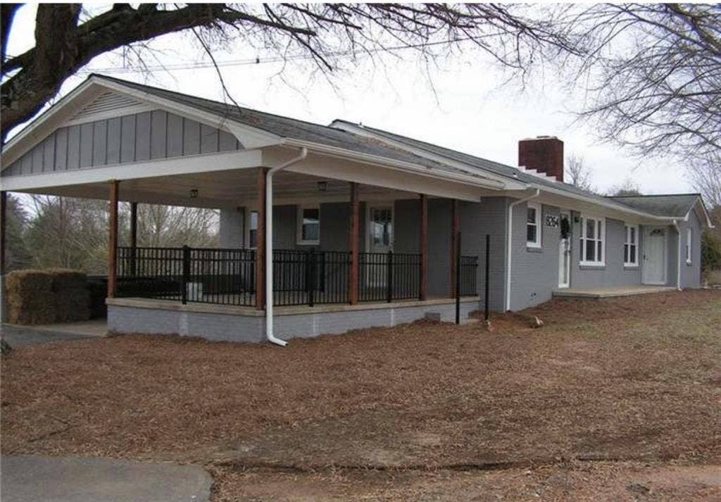 Room for rent. I have 2 dogs