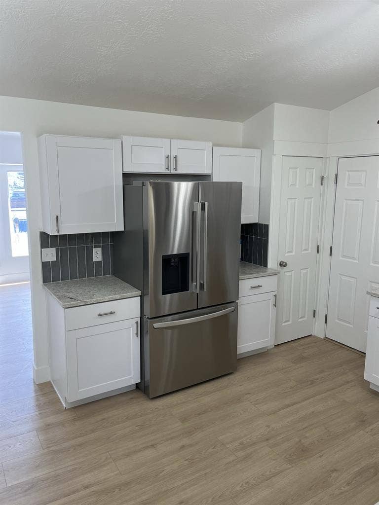 Need 4 roommates