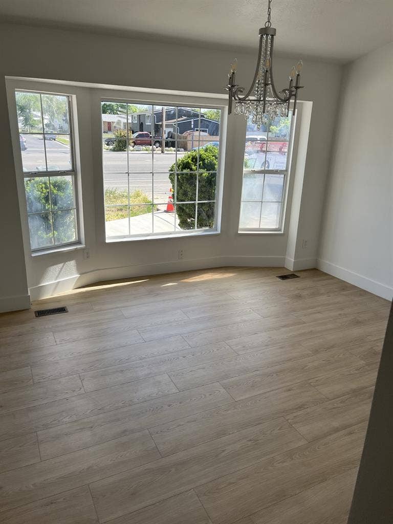 Need 4 roommates