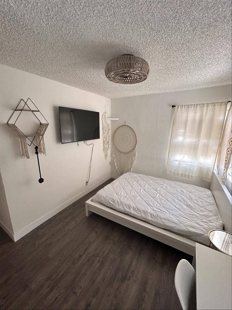 Private room in Reseda $1250