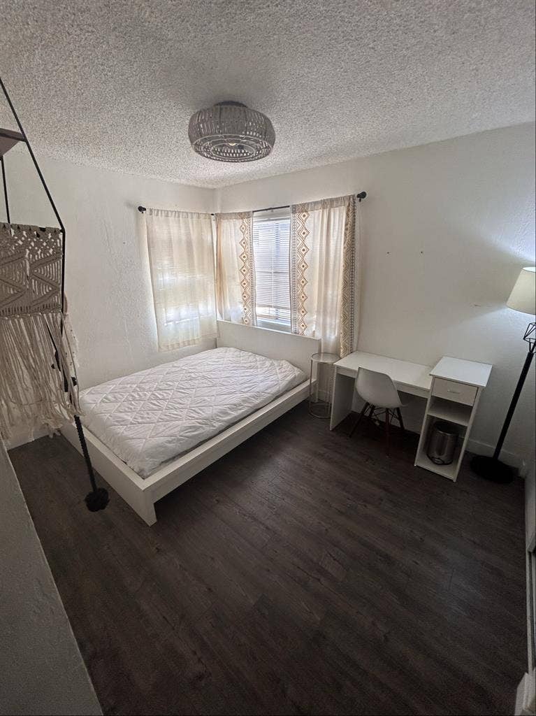 Private room in Reseda $1250