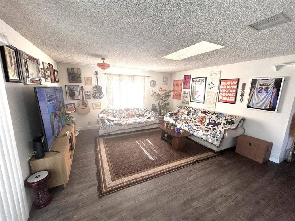 Private room in Reseda $1250