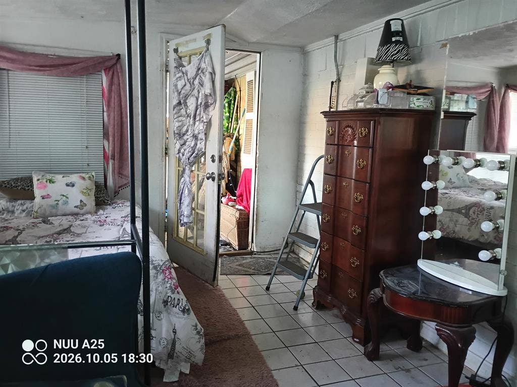 Furnished Efficiency-shared bathroo
