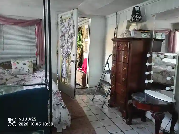 Furnished Efficiency-shared bathroo