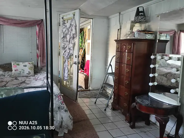 Furnished Efficiency-shared bathroo