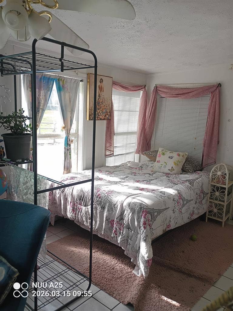 Furnished Efficiency-shared bathroo