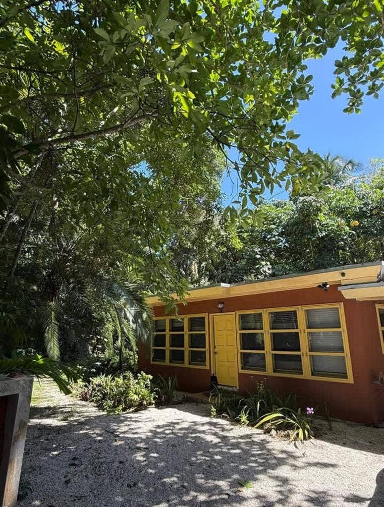 Seeking roomate for a 3/1 south mia