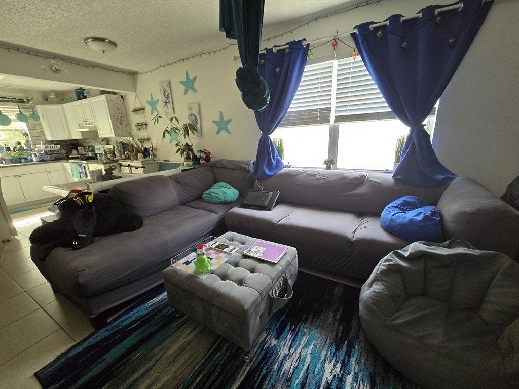 Hollywood, Fl. Masterbedroom 4 rent