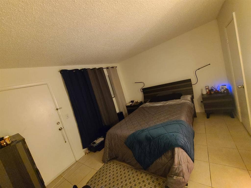 Hollywood, Fl. Masterbedroom 4 rent