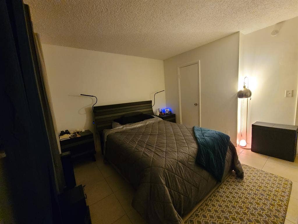 Hollywood, Fl. Masterbedroom 4 rent