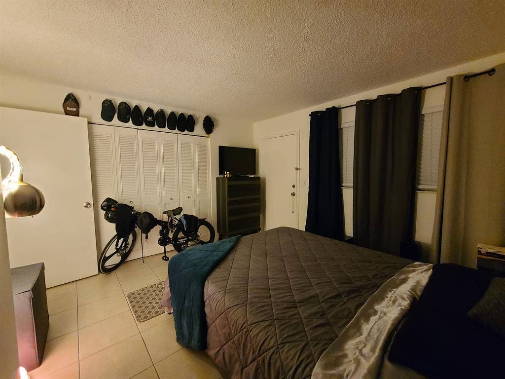 Hollywood, Fl. Masterbedroom 4 rent