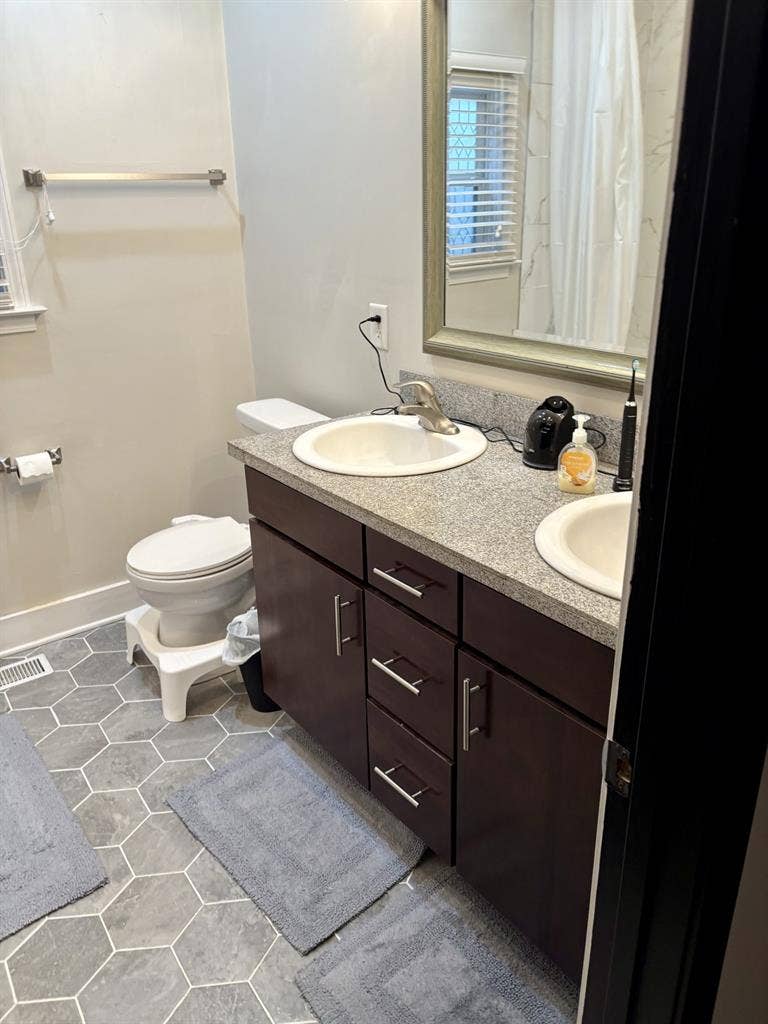 Near Eastside room available