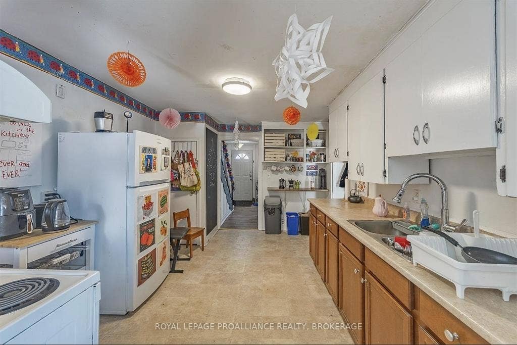 SUBLET: JUNE 1ST - AUGUST 25TH