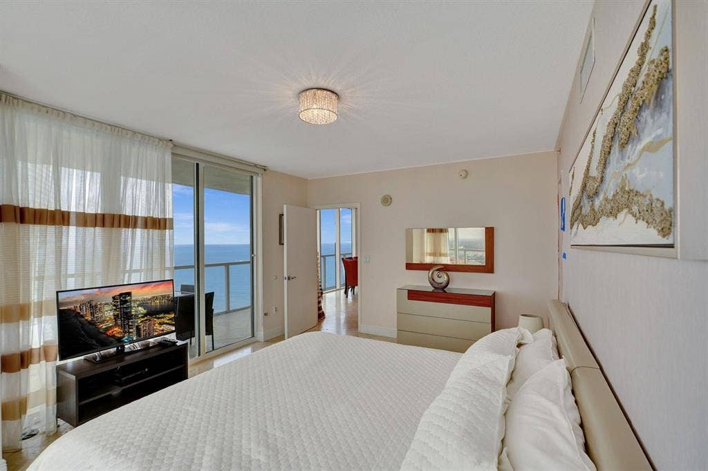 Master bedroom available Oceanfront