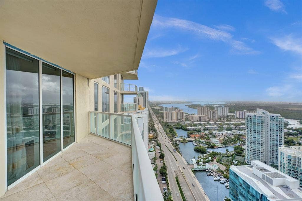 Master bedroom available Oceanfront