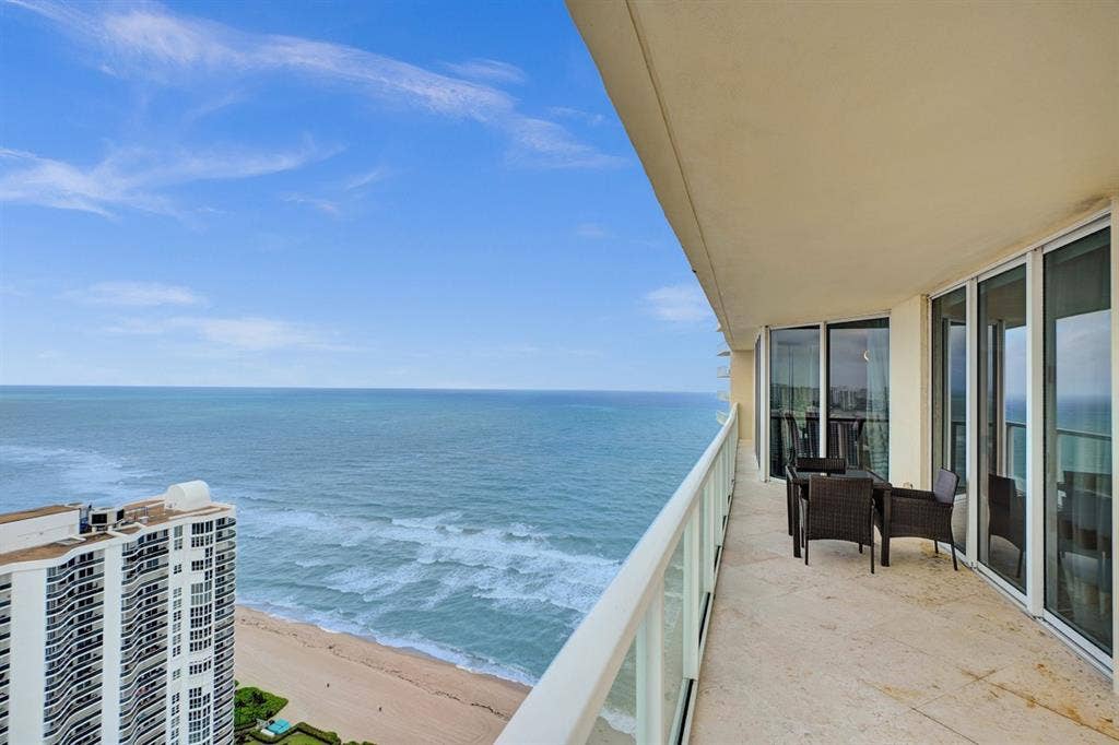 Master bedroom available Oceanfront