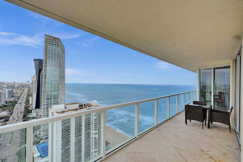 Master bedroom available Oceanfront