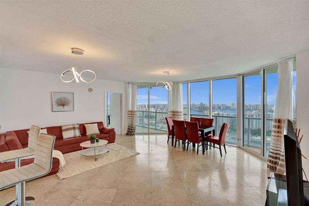 Master bedroom available Oceanfront