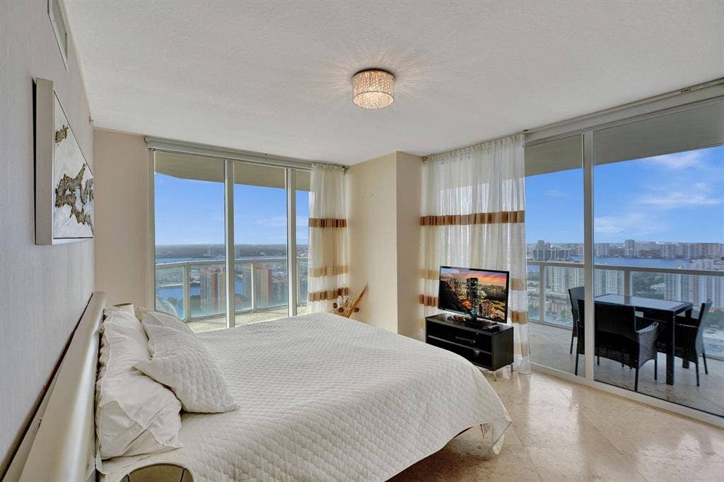 Master bedroom available Oceanfront