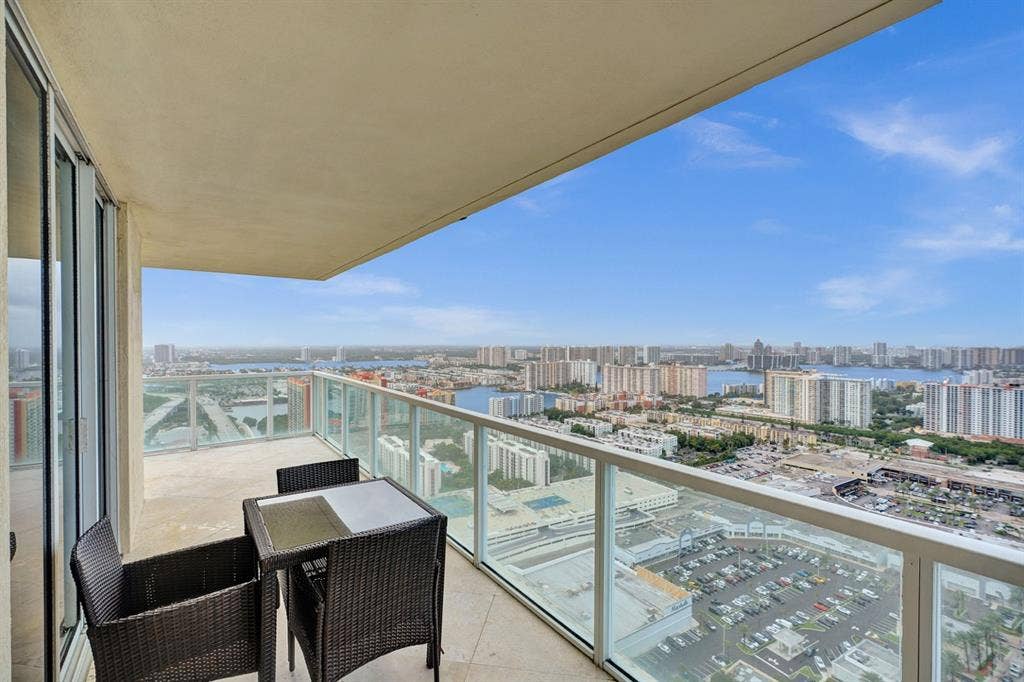 Master bedroom available Oceanfront
